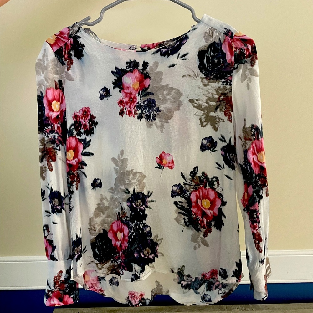 NWOT XS flower print Blouse peephole back and buttons on the sleeve